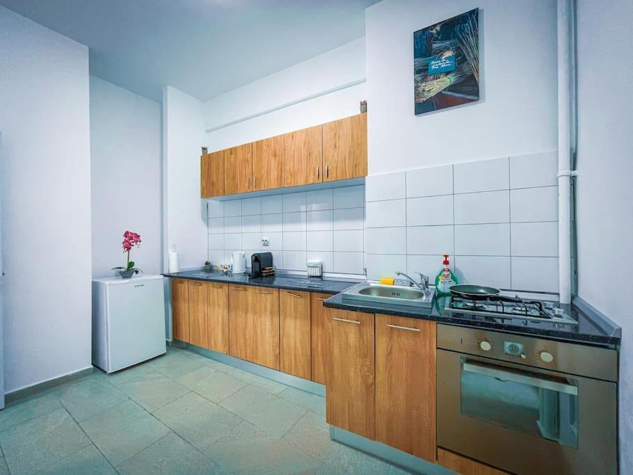 Apartment Boulevard View 2br In Old Town Bucharest