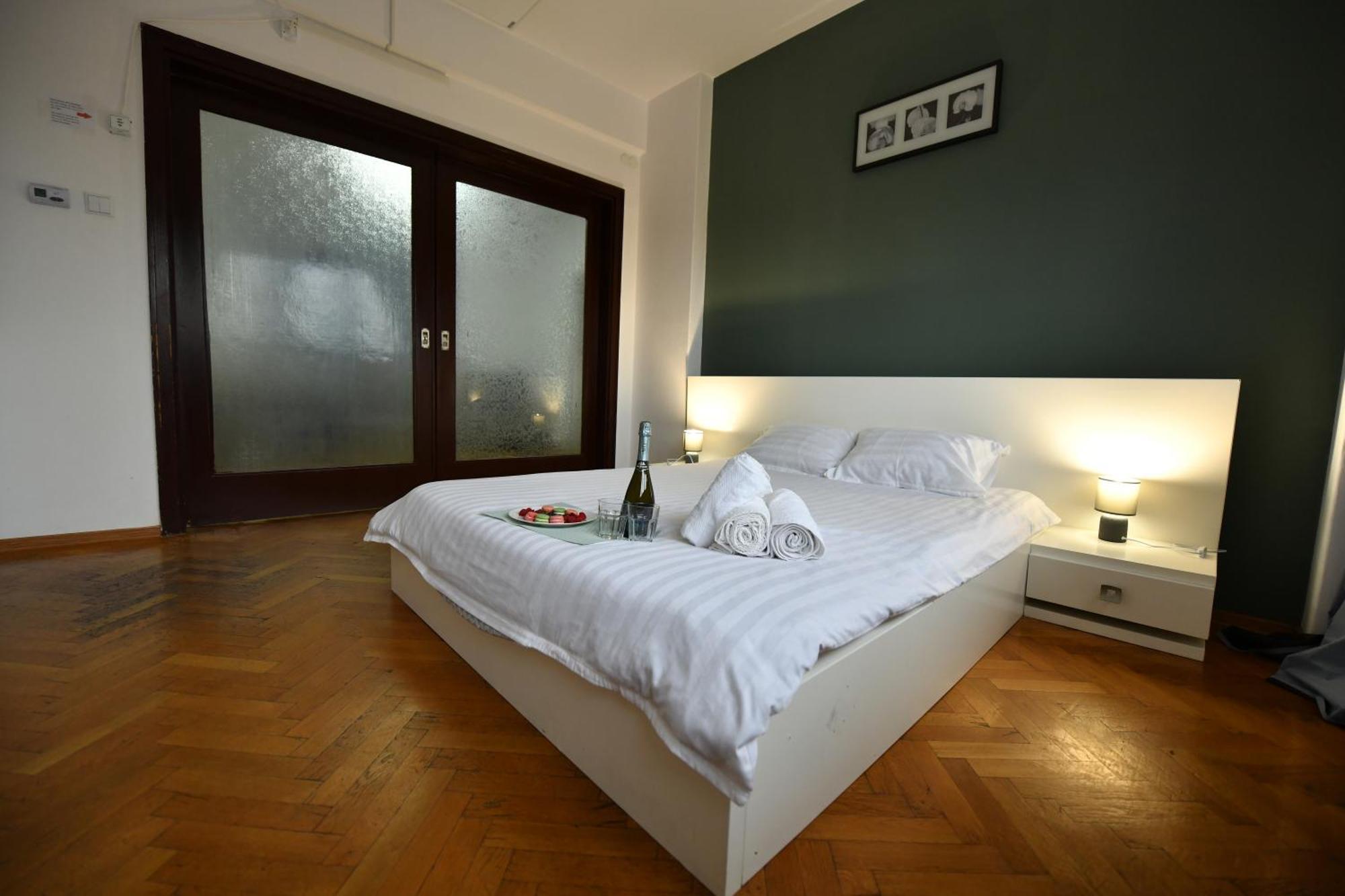 Boulevard View 2br In Old Town Bucharest