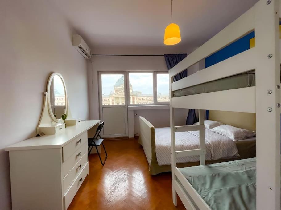 Boulevard View 2br In Old Town Apartment