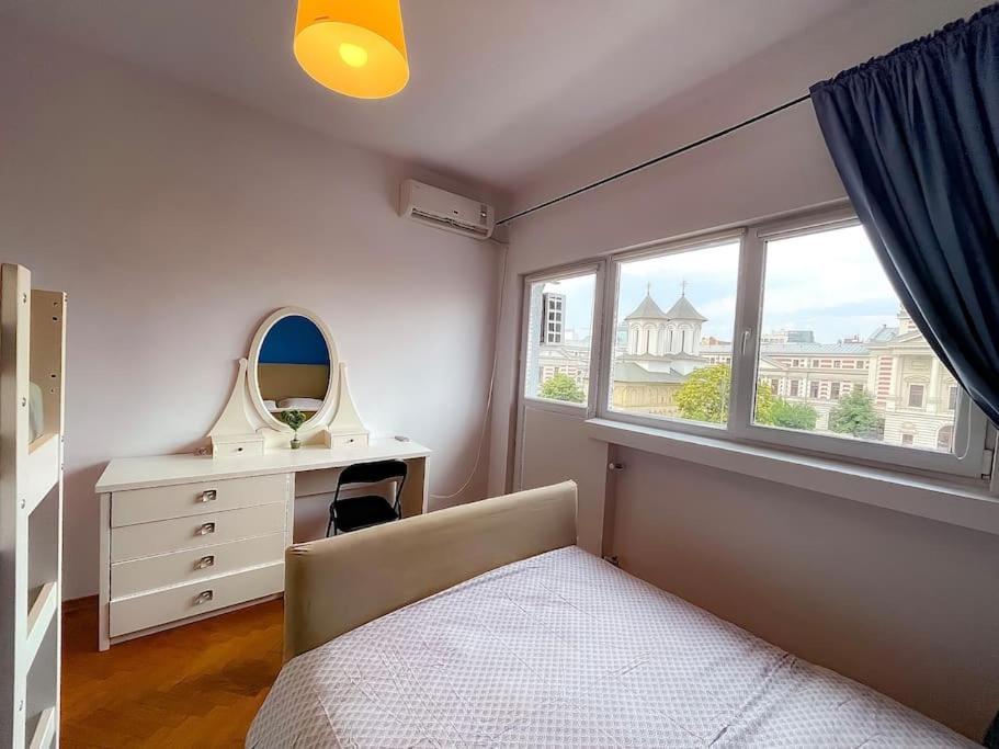 Boulevard View 2br In Old Town * Bucharest