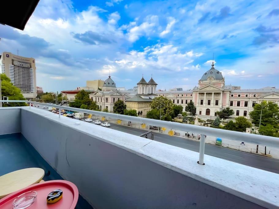 Boulevard View 2br In Old Town Apartment Bucharest
