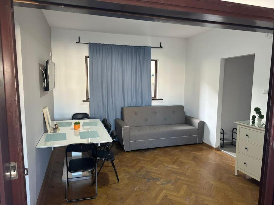 Apartment Boulevard View 2br In Old Town Bucharest