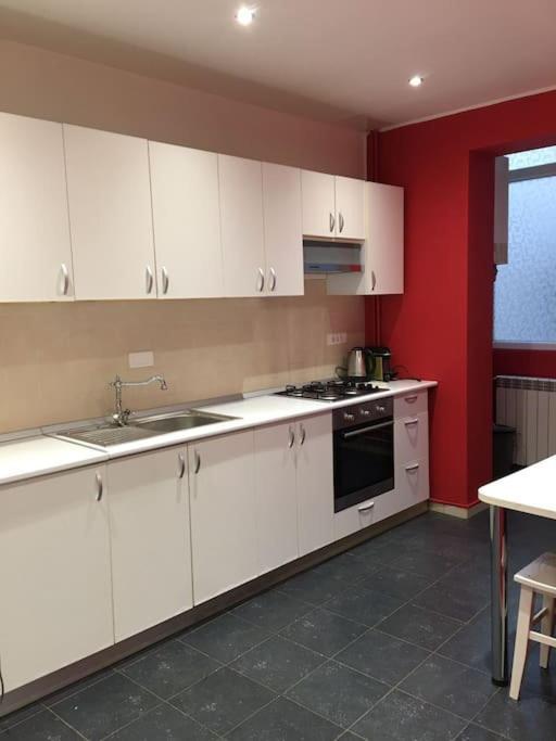 Double Living And 2 Double Bedrooms Center Apartment *