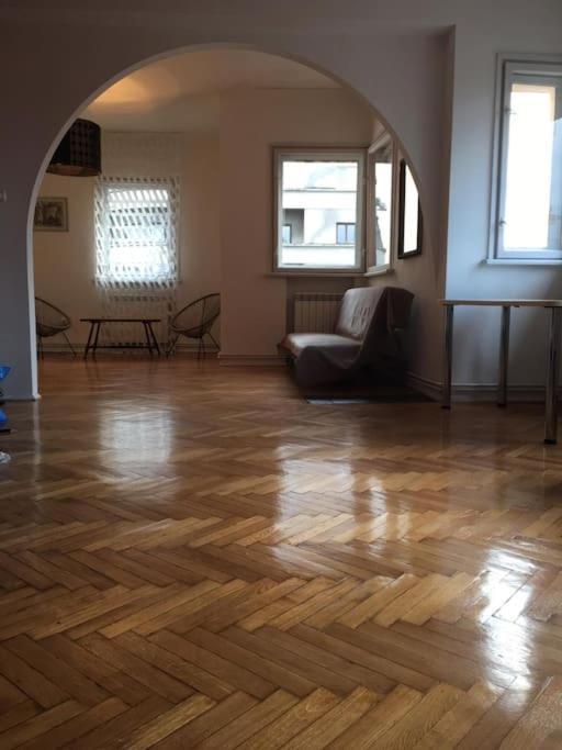 Apartment Double Living And 2 Double Bedrooms Center *