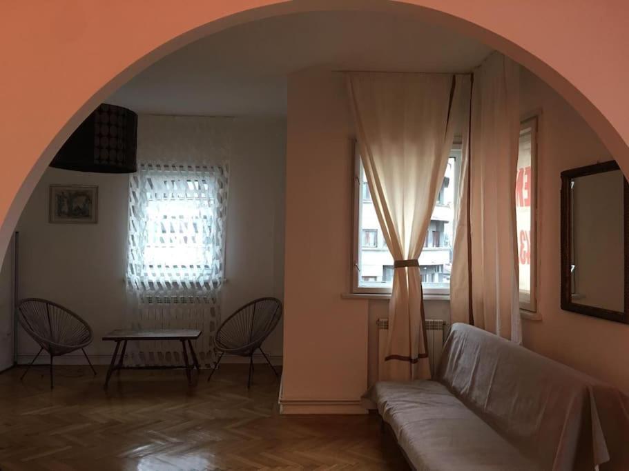 Double Living And 2 Double Bedrooms Center Apartment