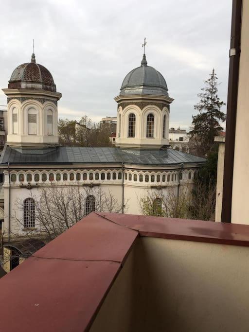 Double Living And 2 Double Bedrooms Center Apartment *