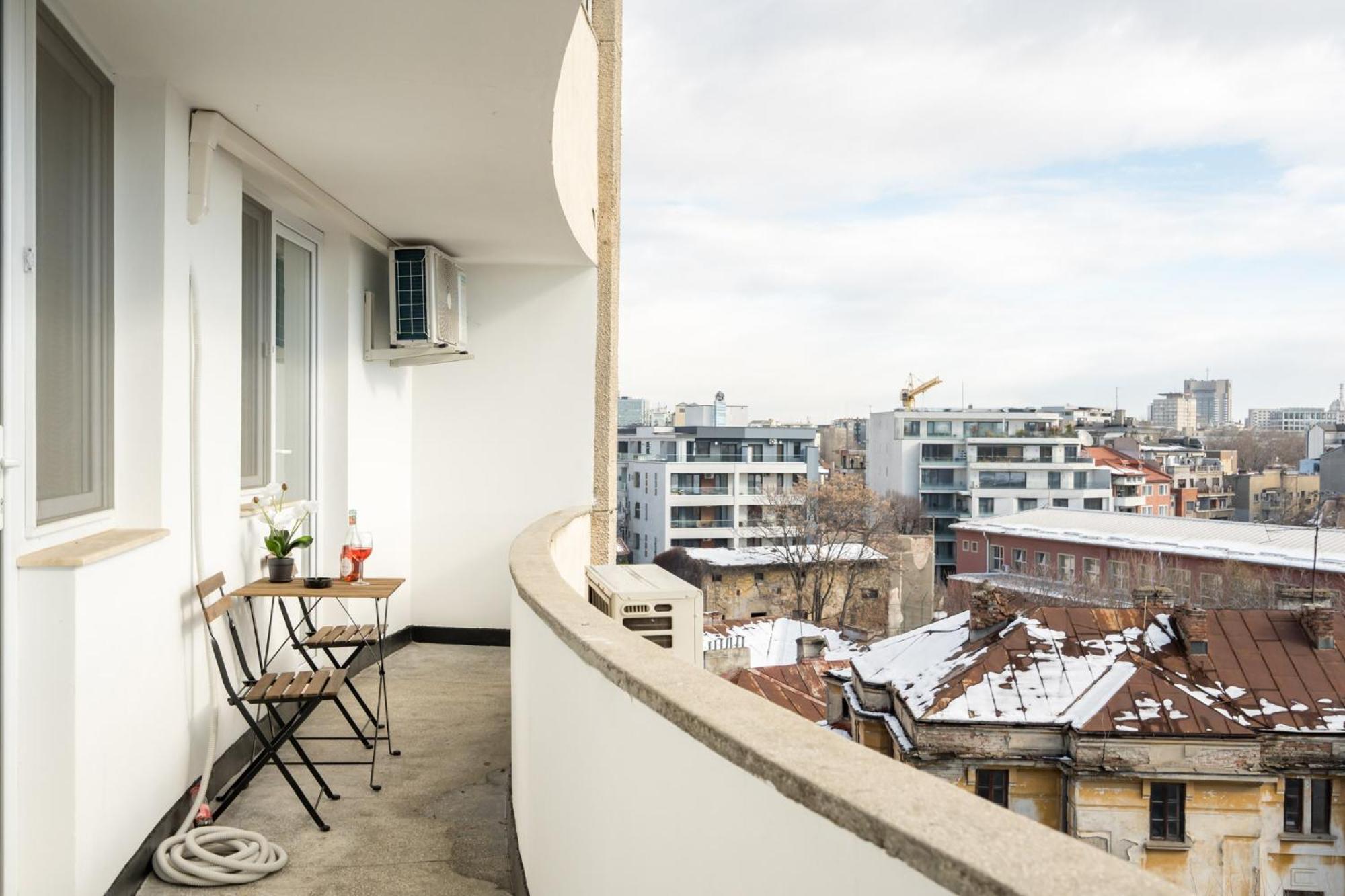 View With Private Balcony Apartment *