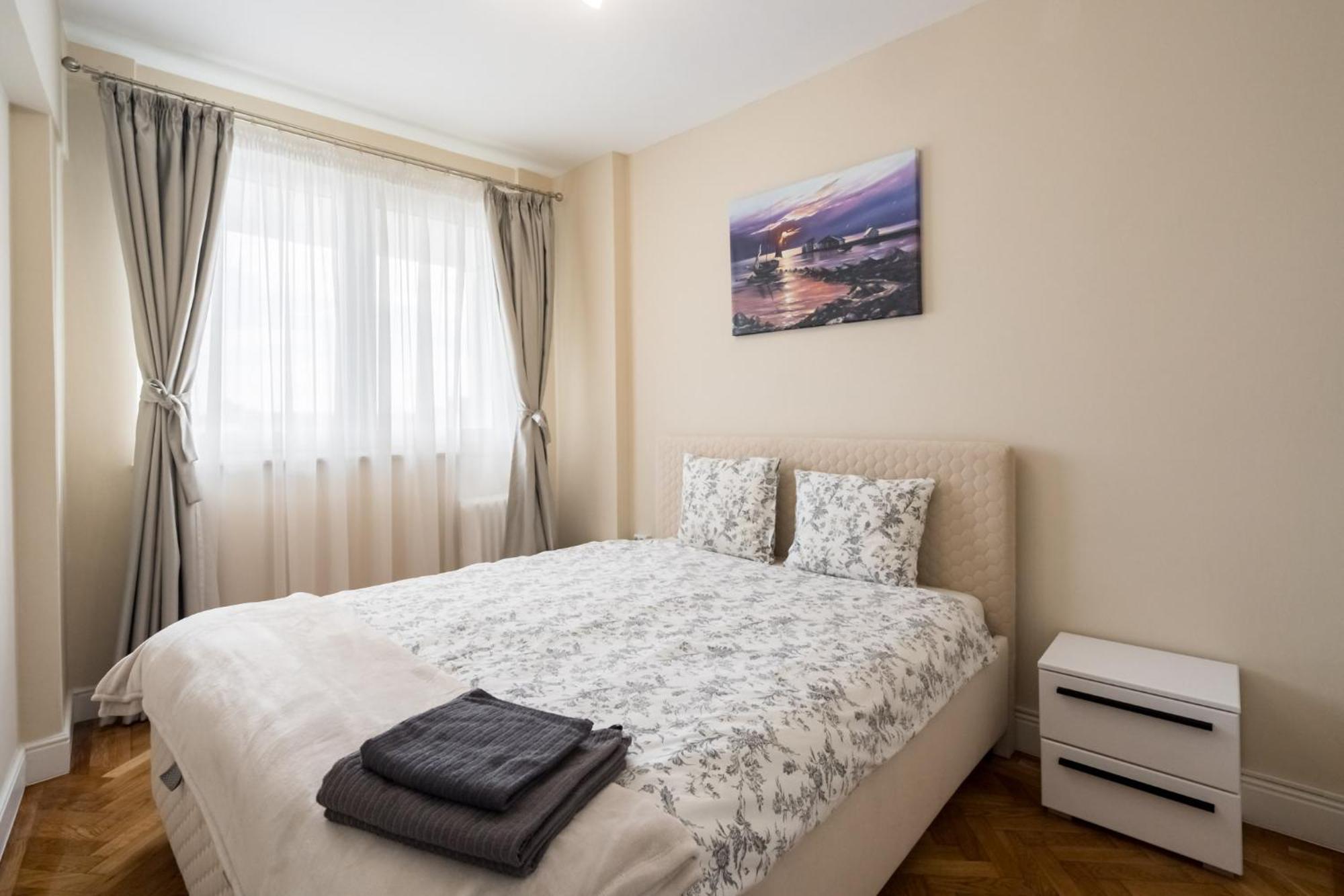 View With Private Balcony Apartment *