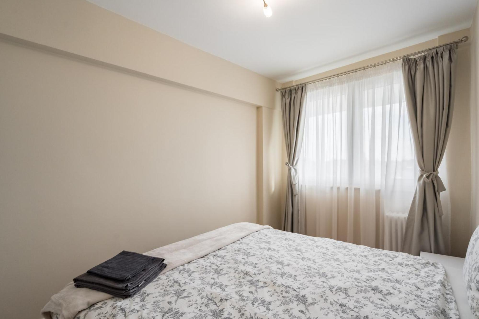 View With Private Balcony Apartment *
