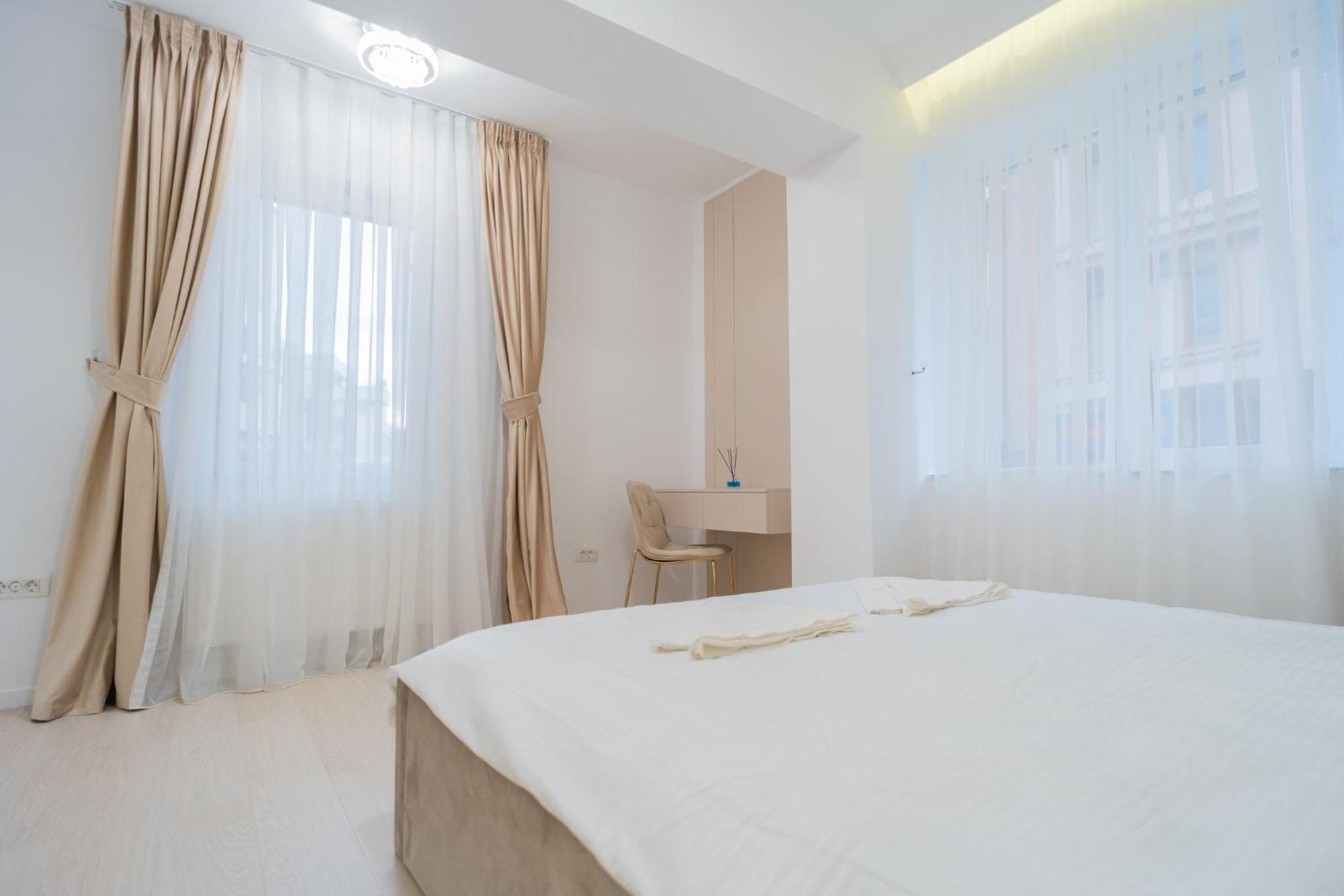 Luxurious With Swimming Pool - Herastrau Park Apartment Bucharest