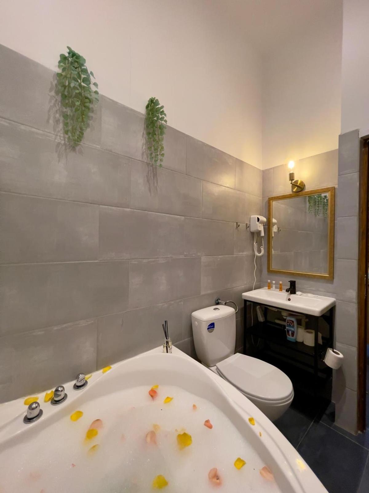 Old Town Jacuzzi Apartment *