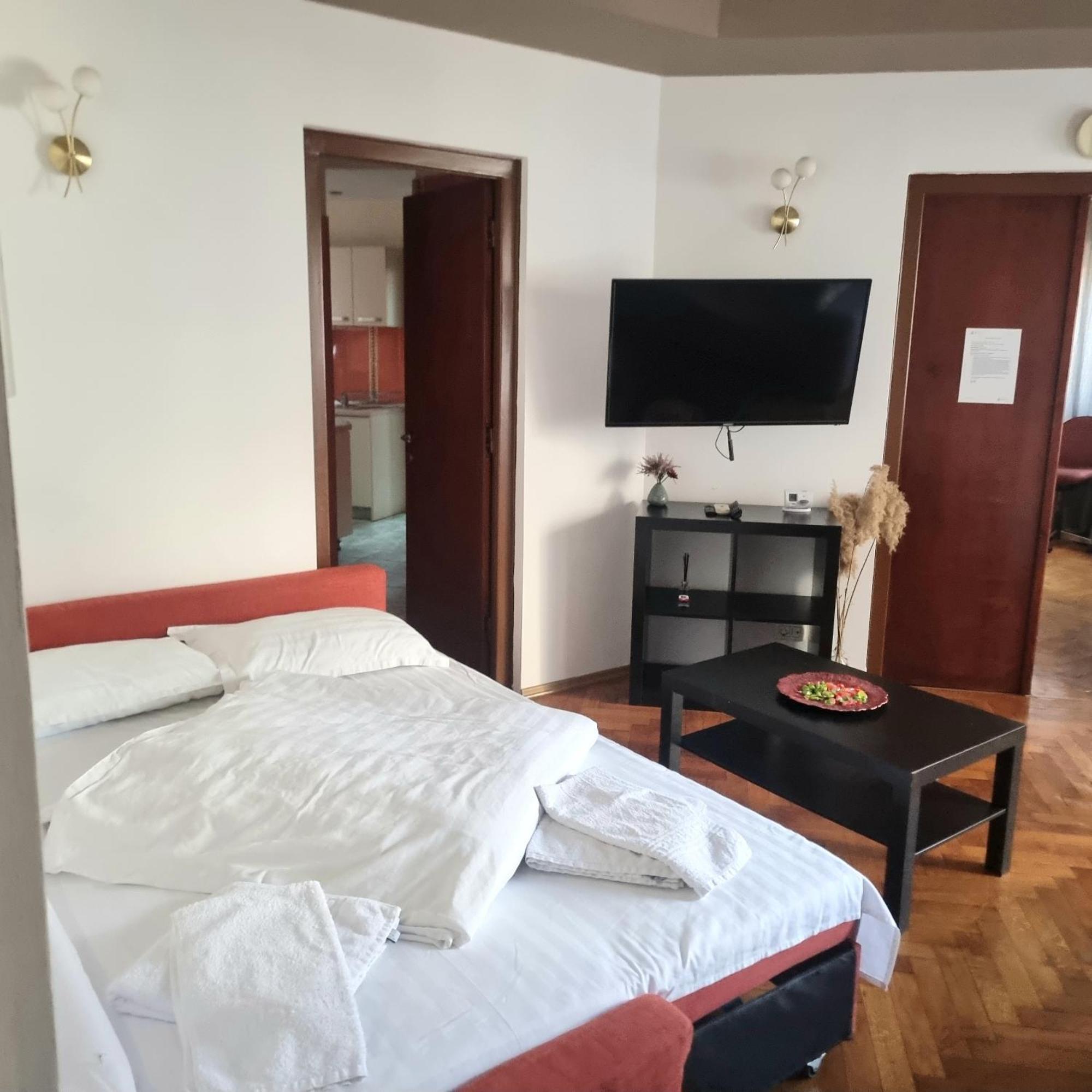 Near Old Town - Chill & Relax - 3Bdr Cozy & Roomy Apartment *