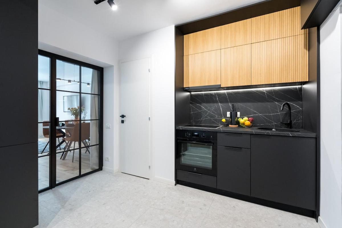 Sunny 2br Large Midtown Flat - 3 Superb Balconies
