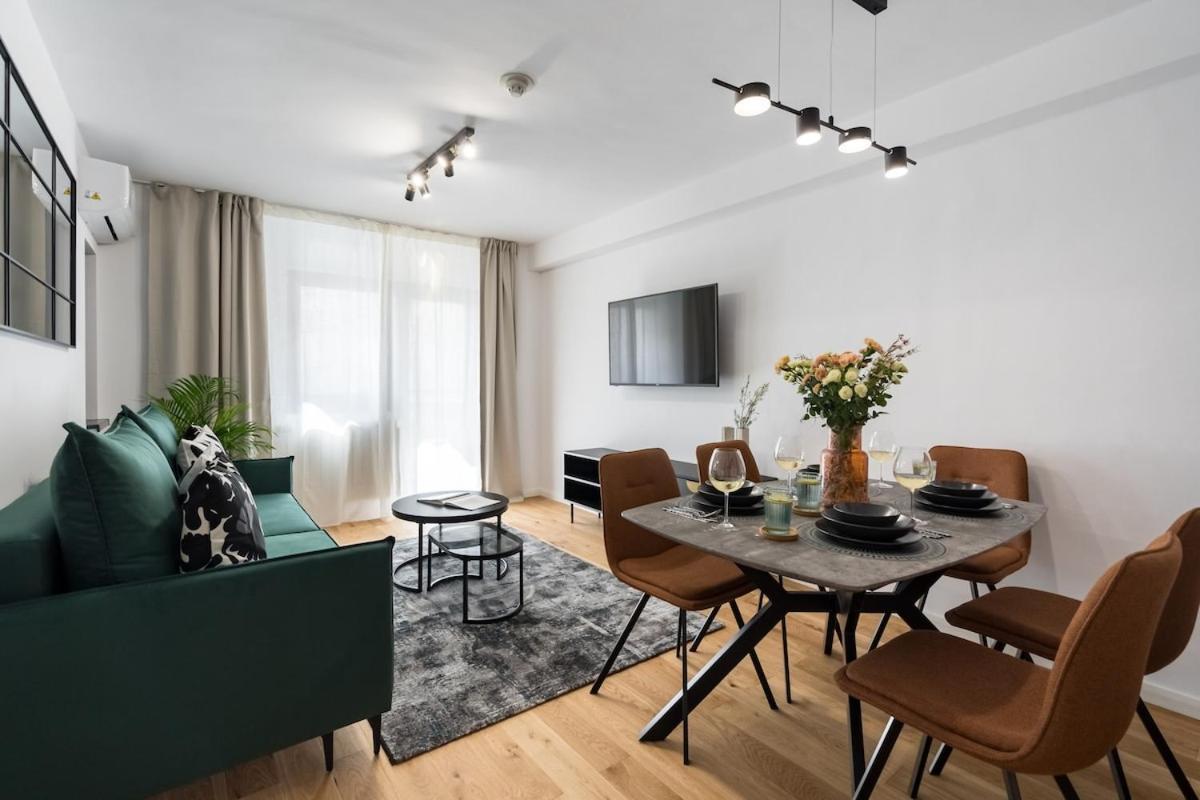 Sunny 2br Large Midtown Flat - 3 Superb Balconies Apartment
