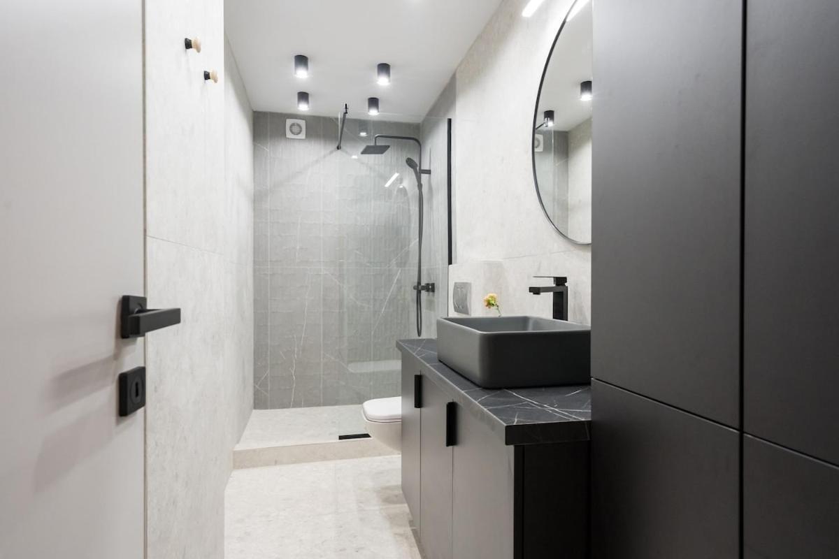 Apartamento Sunny 2br Large Midtown Flat - 3 Superb Balconies