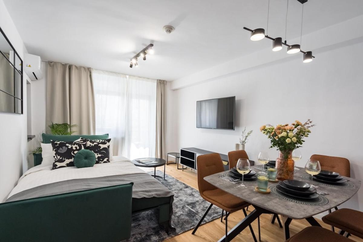 Sunny 2br Large Midtown Flat - 3 Superb Balconies