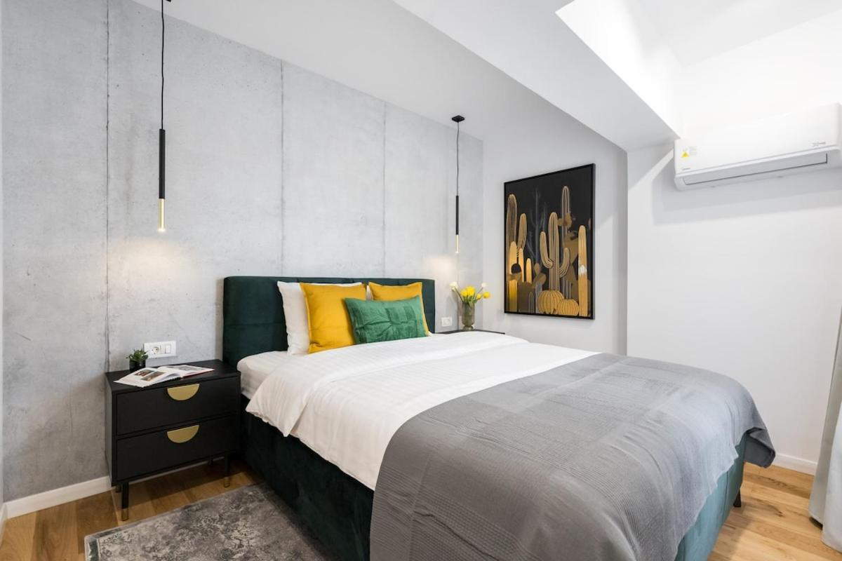 Sunny 2br Large Midtown Flat - 3 Superb Balconies Apartamento Bucareste