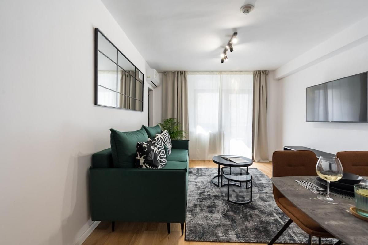 Sunny 2br Large Midtown Flat - 3 Superb Balconies * Bucharest