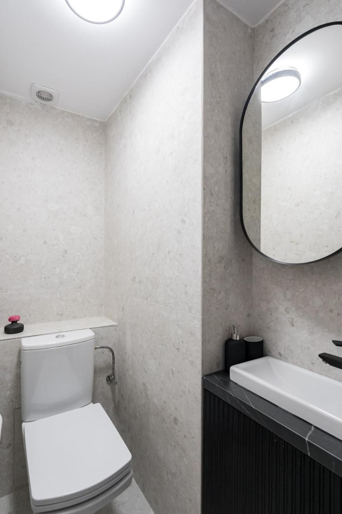 Sunny 2br Large Midtown Flat - 3 Superb Balconies