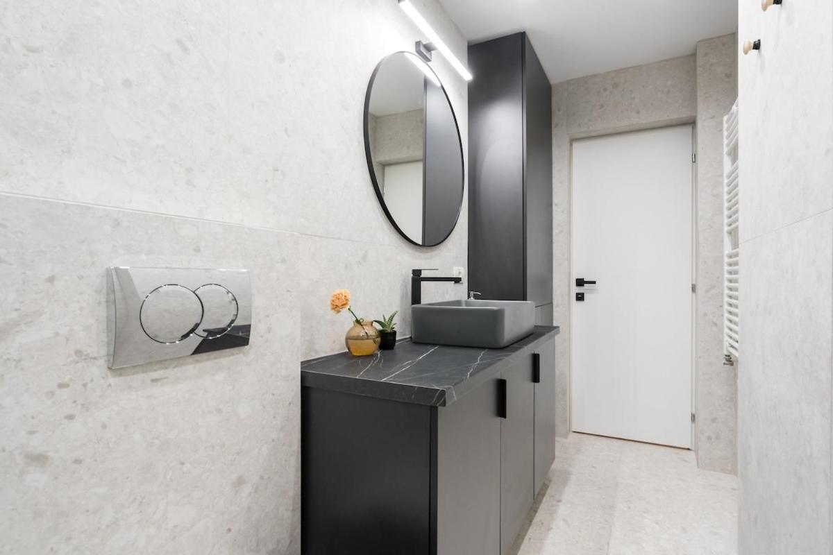 Apartment Sunny 2br Large Midtown Flat - 3 Superb Balconies