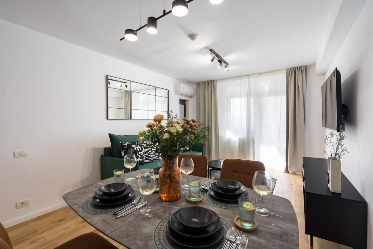 Apartment Sunny 2br Large Midtown Flat - 3 Superb Balconies Bucharest