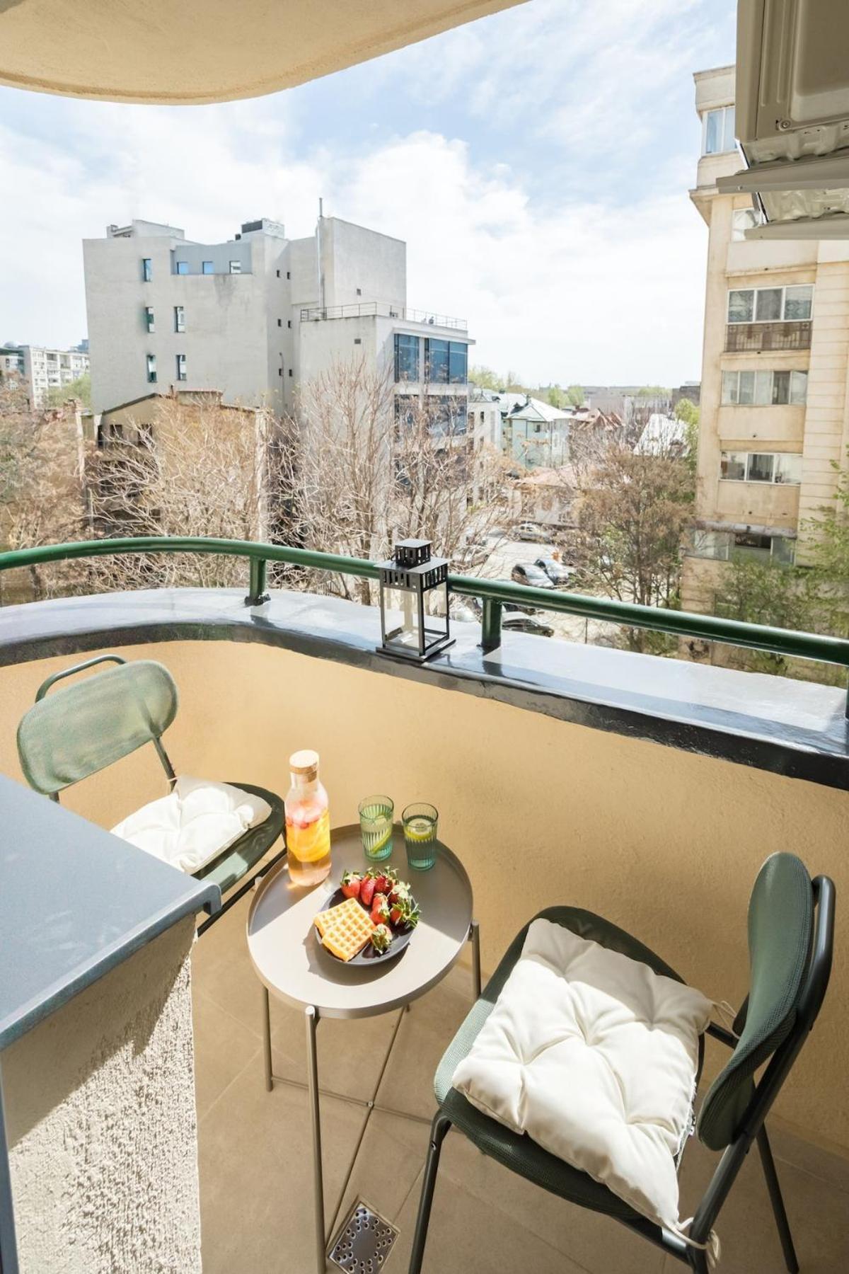Sunny 2br Large Midtown Flat - 3 Superb Balconies Apartment Bucharest