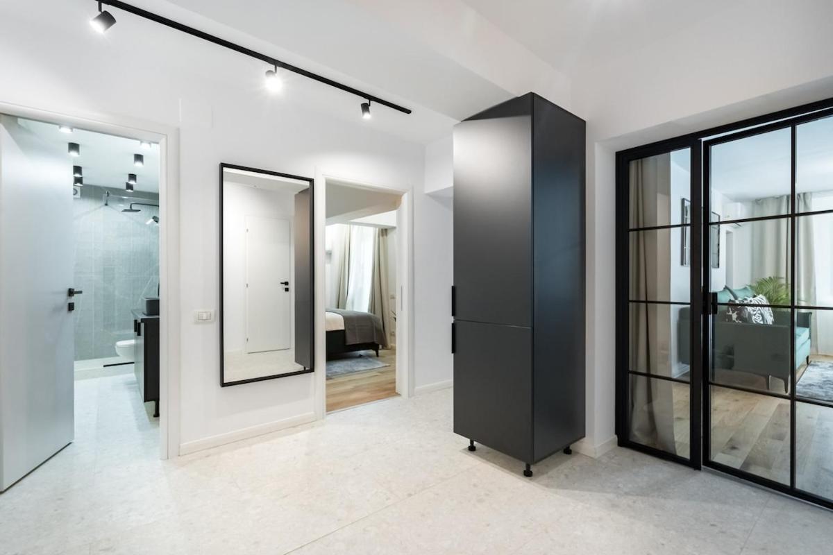 Sunny 2br Large Midtown Flat - 3 Superb Balconies