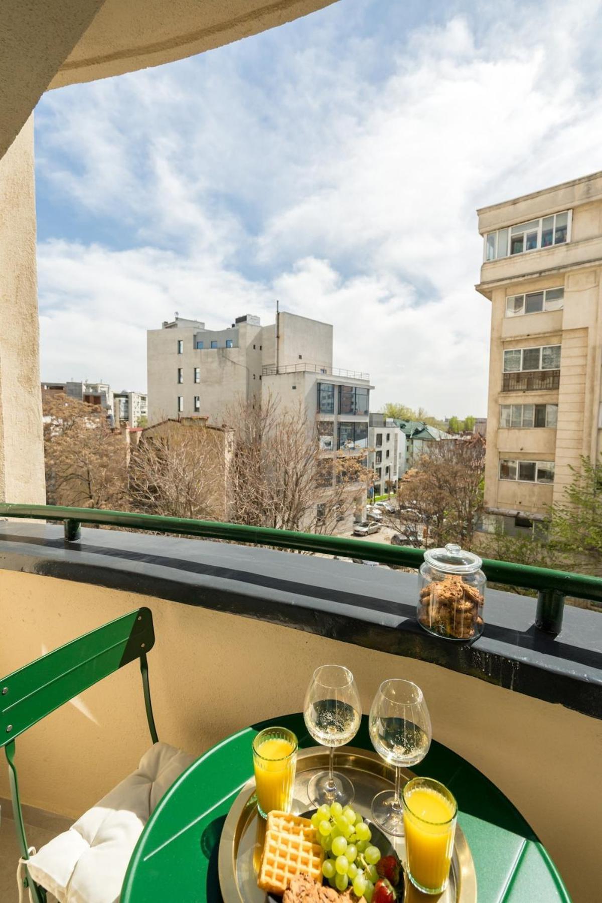 Sunny 2br Large Midtown Flat - 3 Superb Balconies