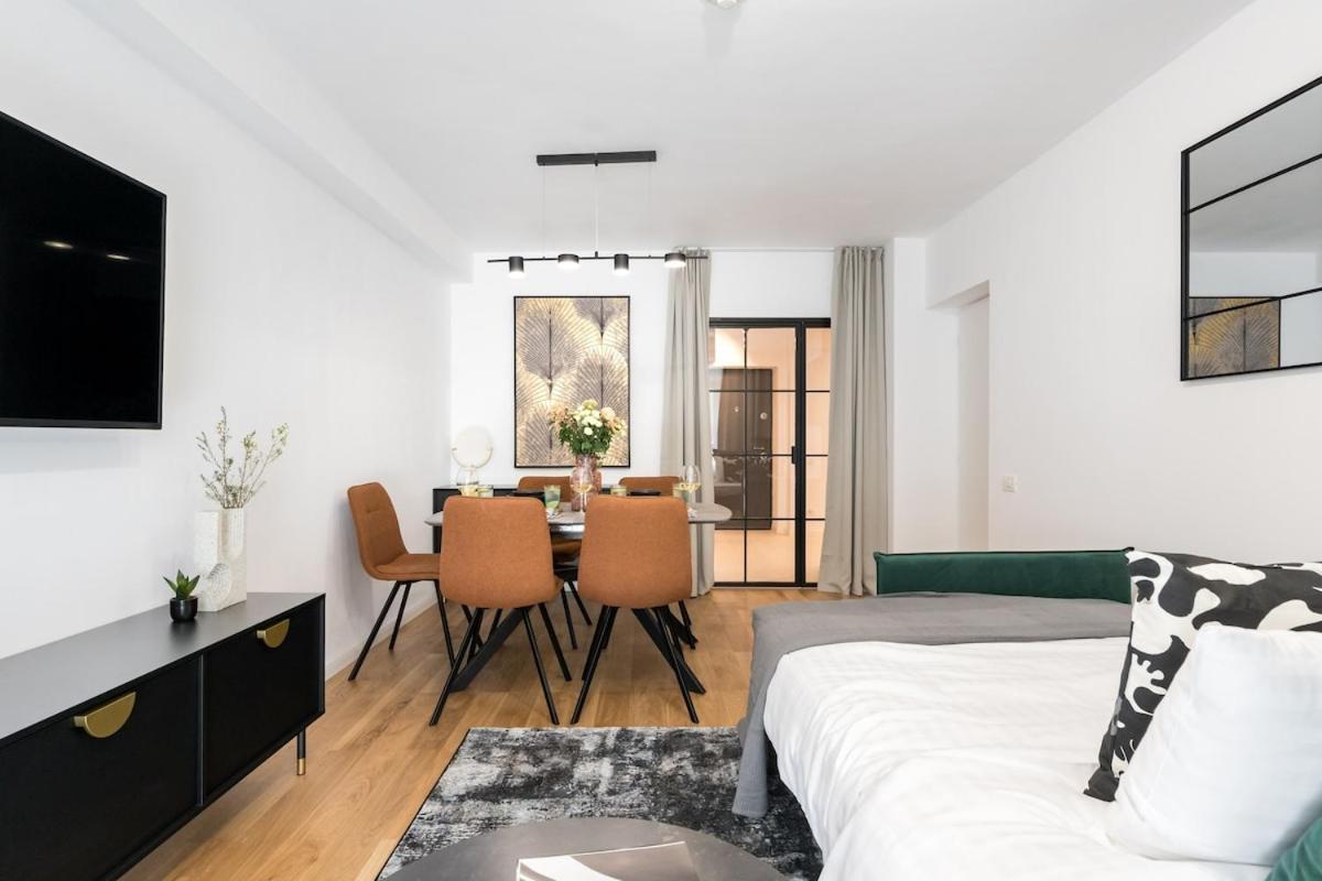 Sunny 2br Large Midtown Flat - 3 Superb Balconies Apartamento Bucareste