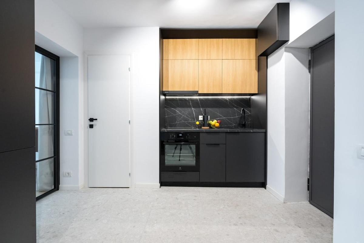 Sunny 2br Large Midtown Flat - 3 Superb Balconies