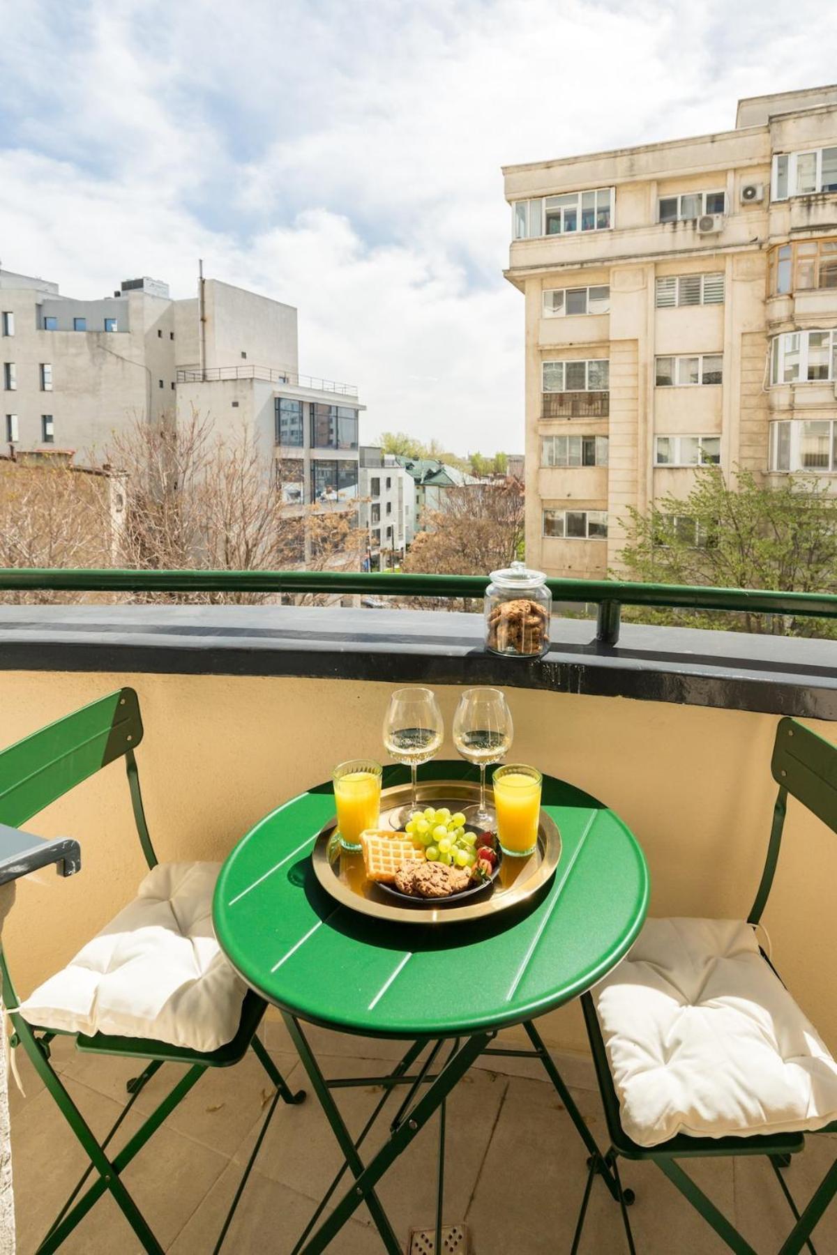 Sunny 2br Large Midtown Flat - 3 Superb Balconies * Bucareste