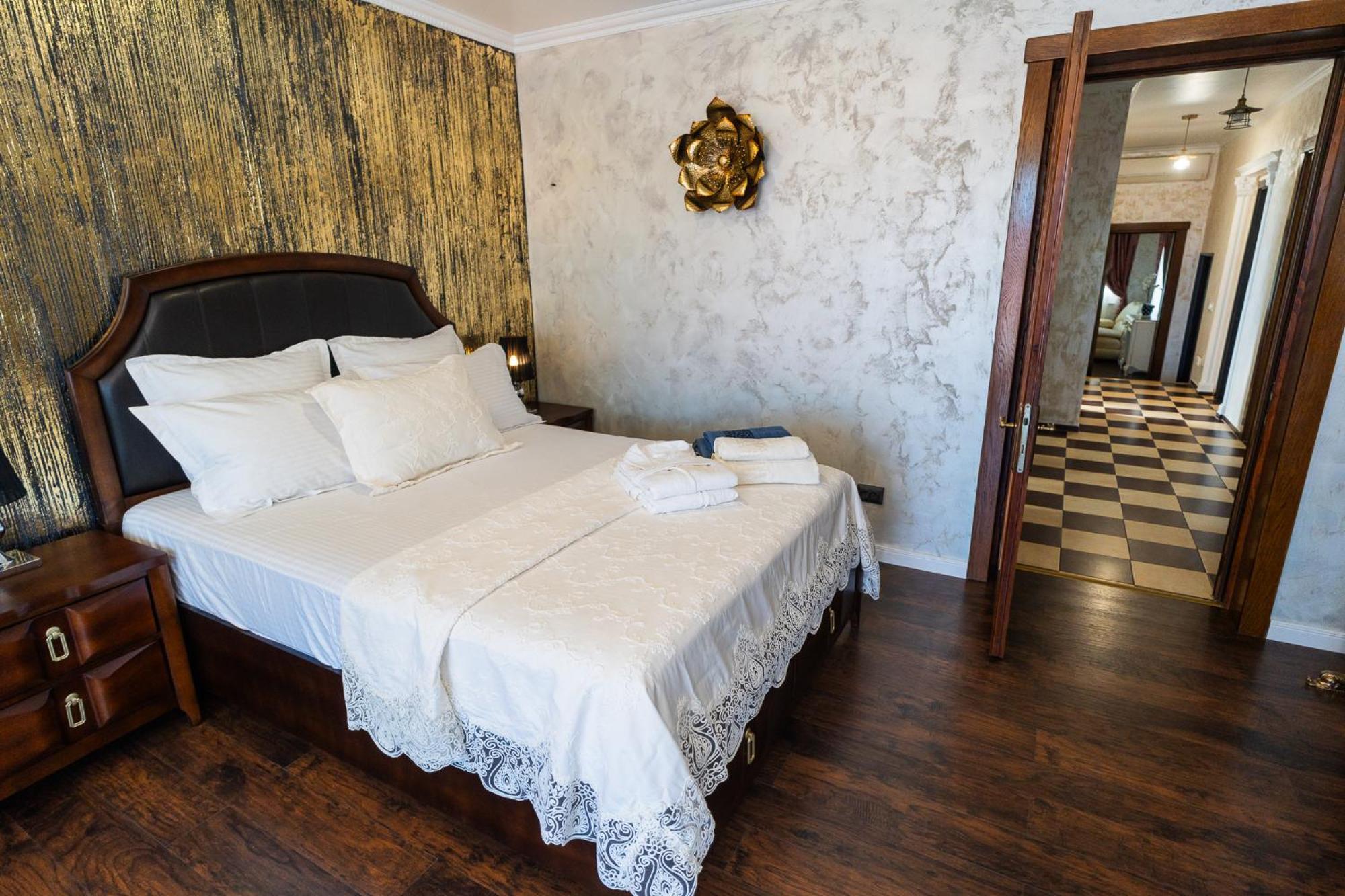 Luxurious With Lush Garden And Huge Terrace Near Herastrau Park *