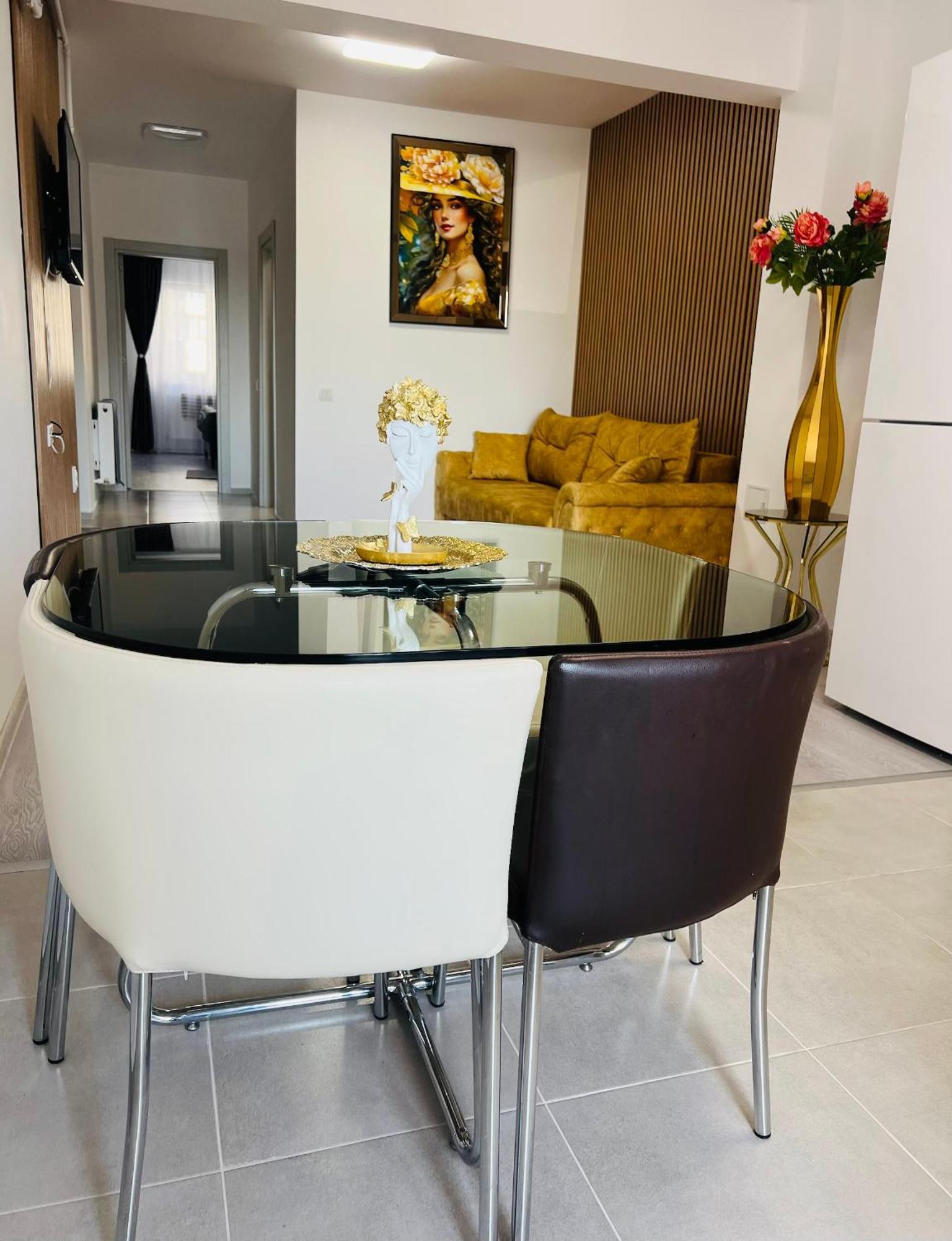 Gold House * Bucureşti