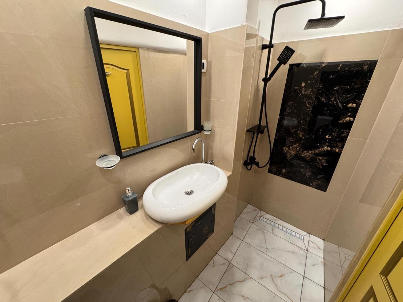 Hotel Harry Piata Romana