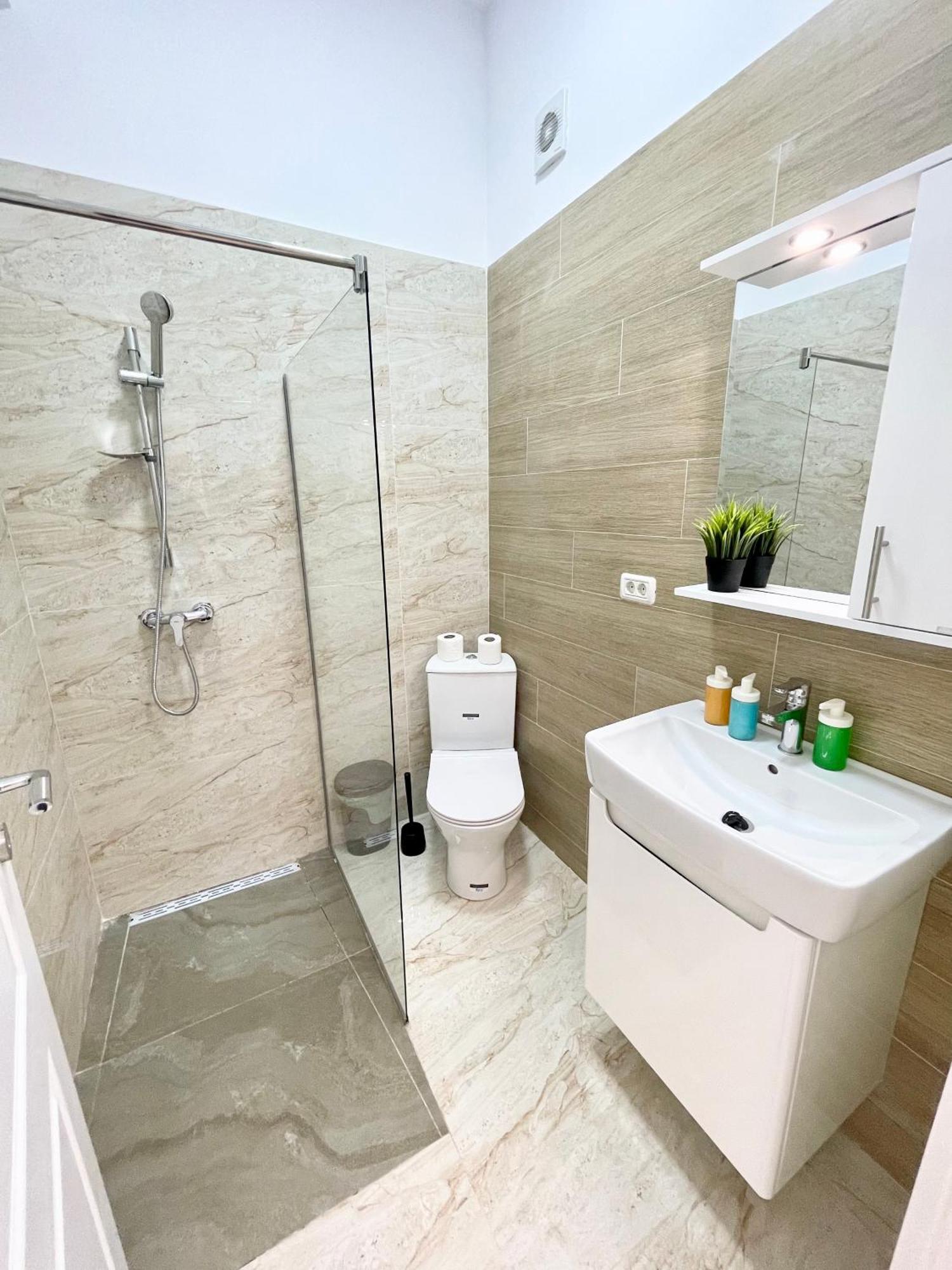 Apartment Adress Ad25 *