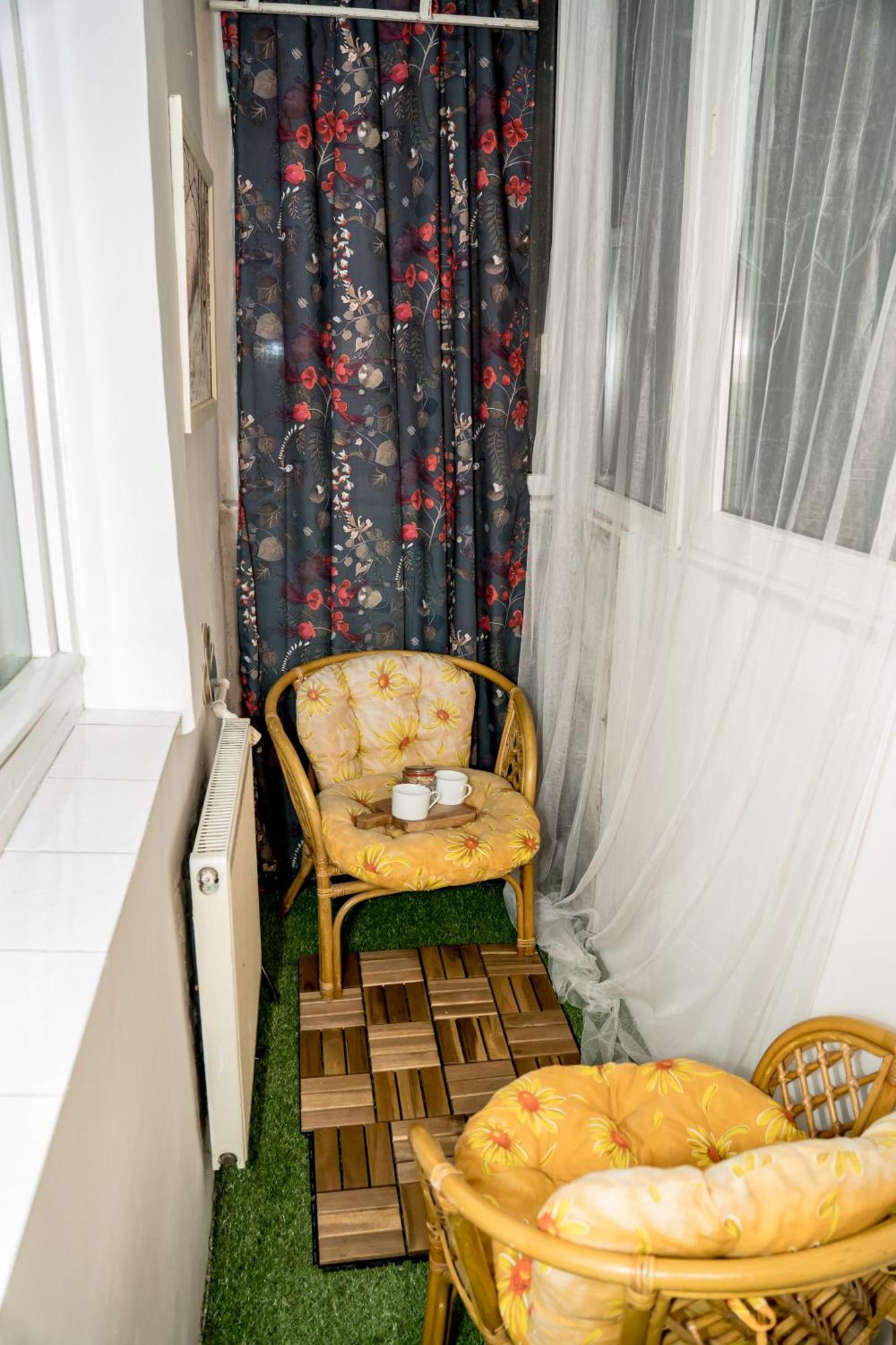 Apartment Vintage Experience With A 1965 Rocking Chair In Center 2 *