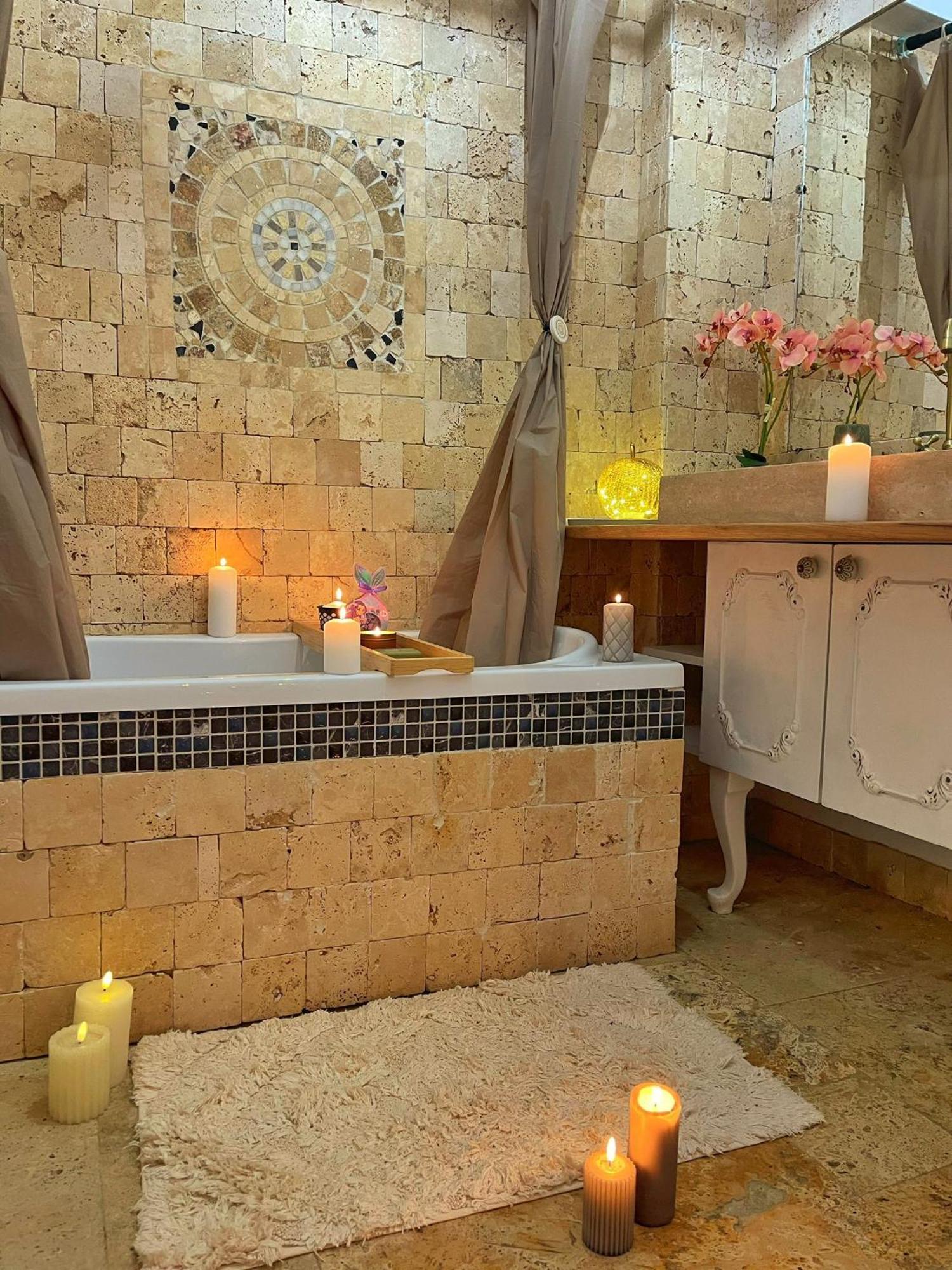 Saints & Sinners Romantic Jacuzzi *