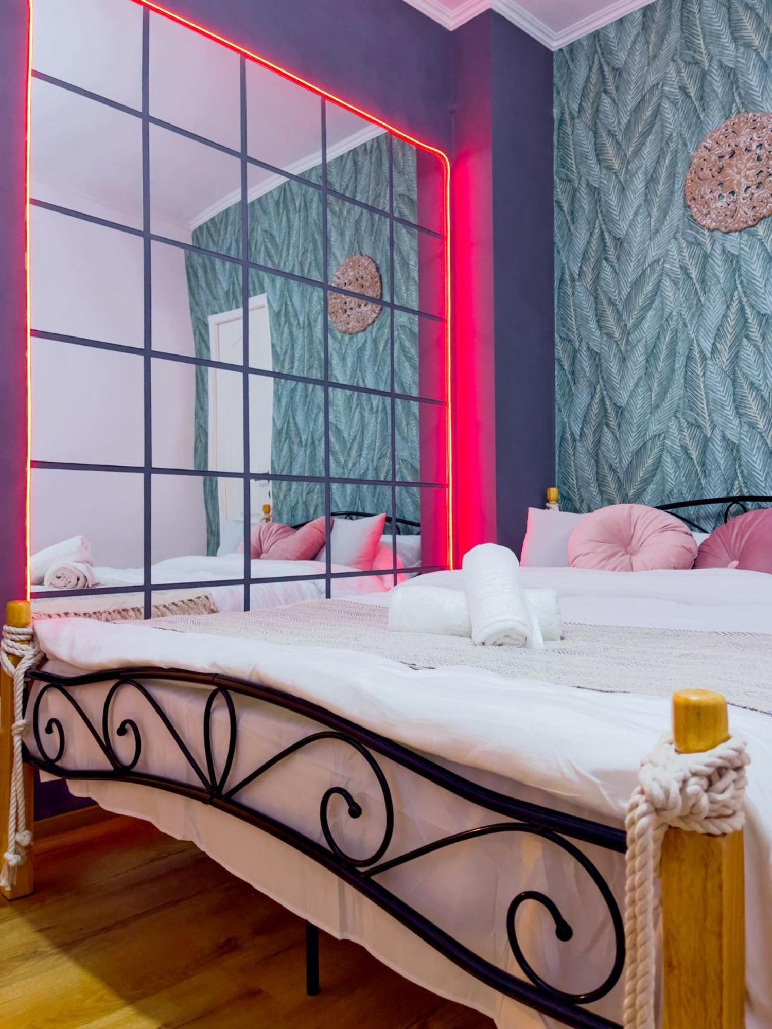 Saints & Sinners Romantic Jacuzzi * Bucareste