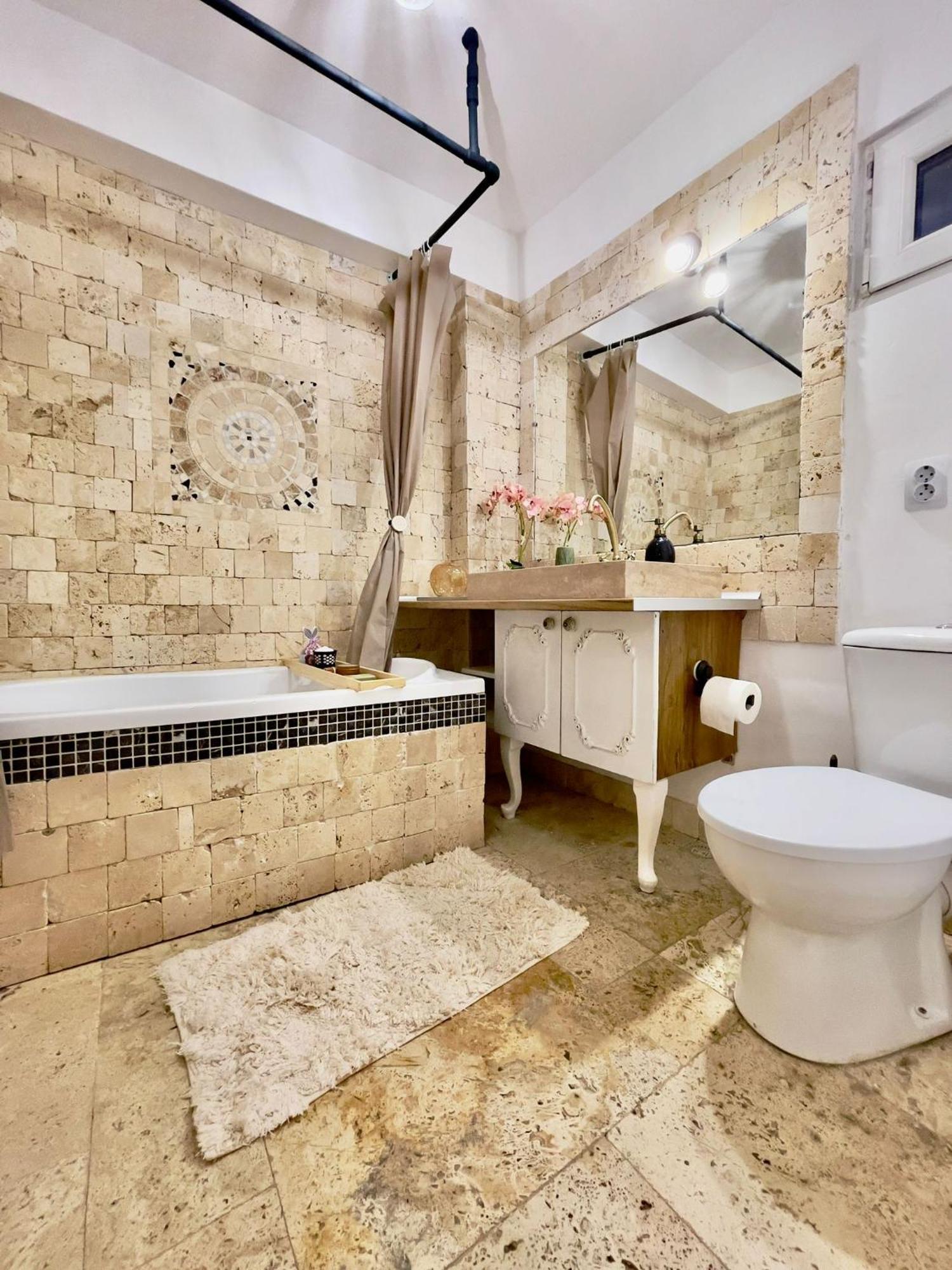 Saints & Sinners Romantic Jacuzzi Pousada