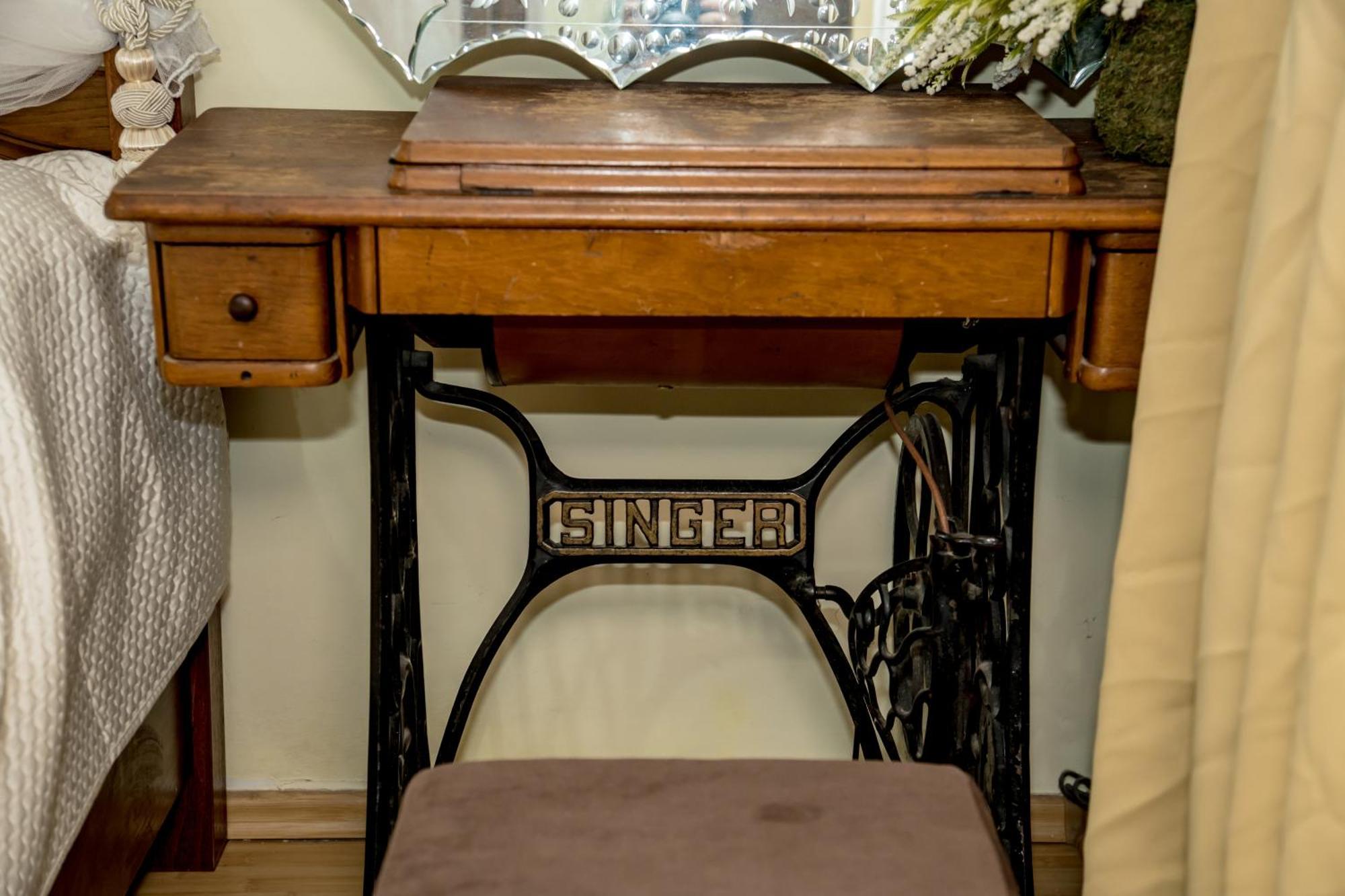 Vintage Experience With A 1965 Rocking Chair In Center 2 Apartment *