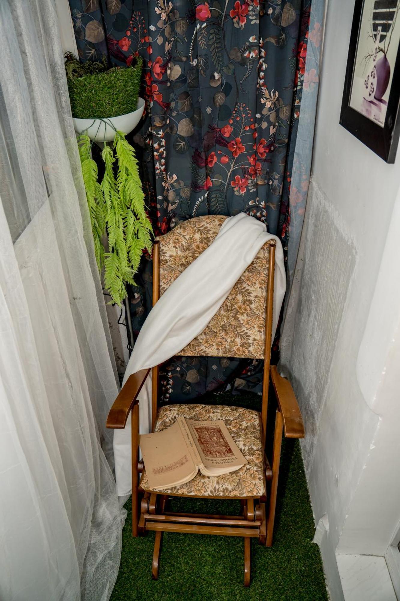 Apartment Vintage Experience With A 1965 Rocking Chair In Center 2 *