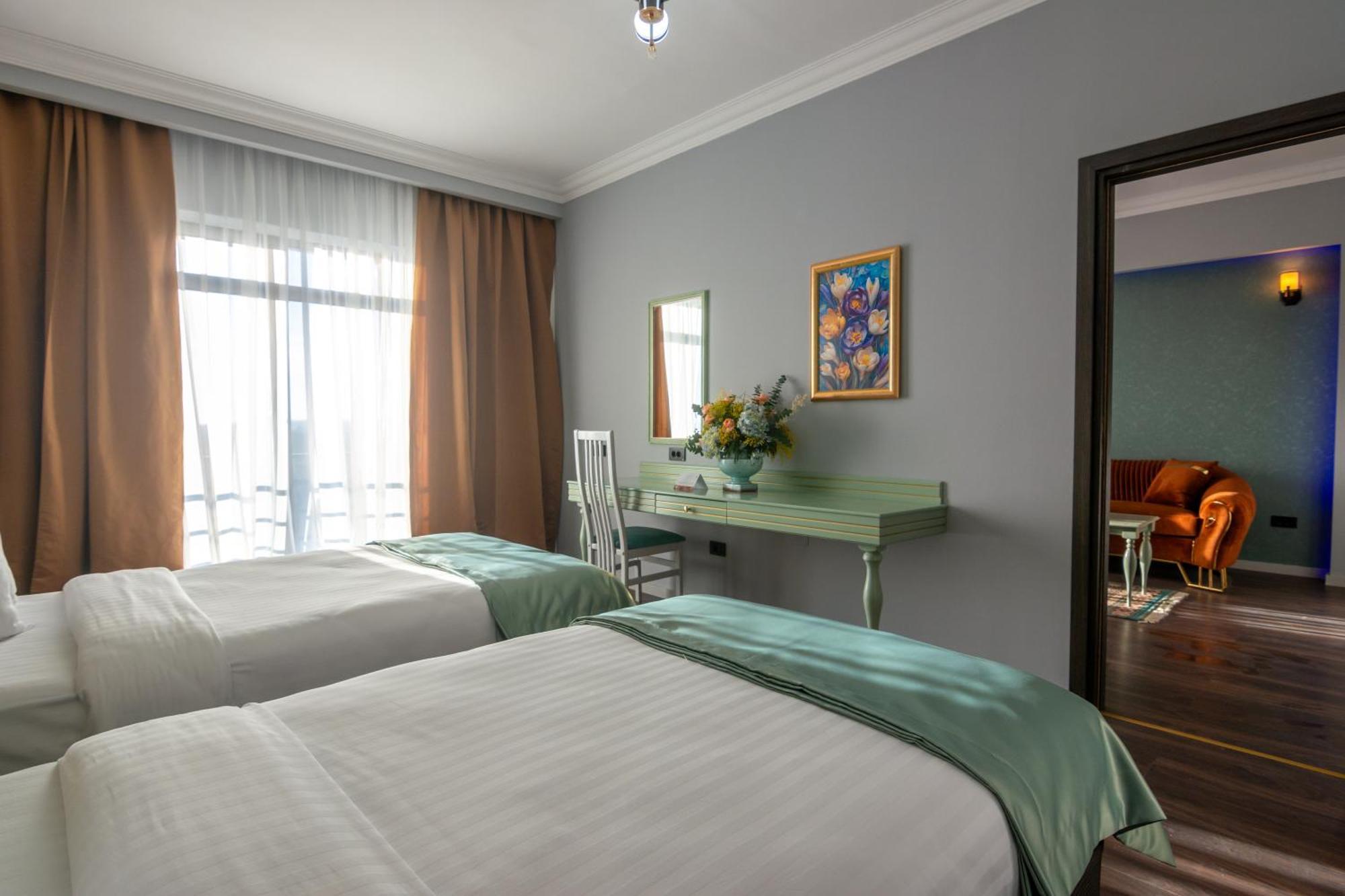 Phoenicia Express 4*
