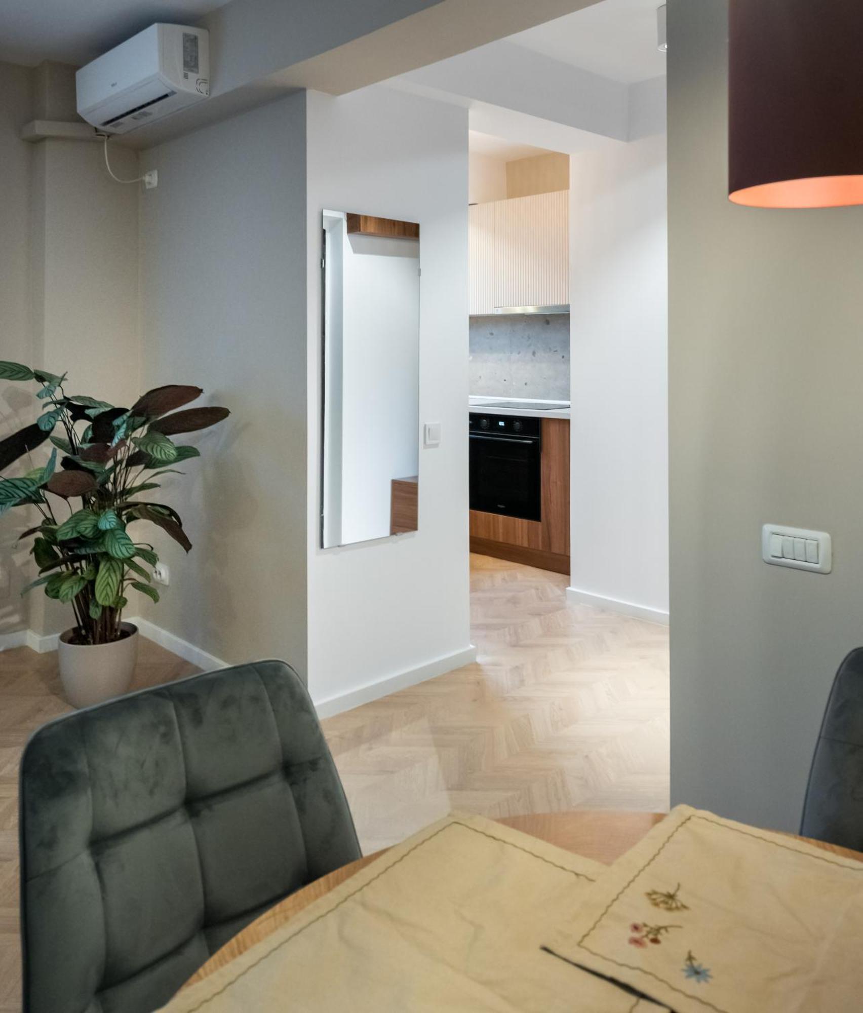 Ultracentral Near Old Town, Cismigiu And Victoriei - Cozy, Quiet And Modern Wt Sunny Balcony Apartment Bucharest