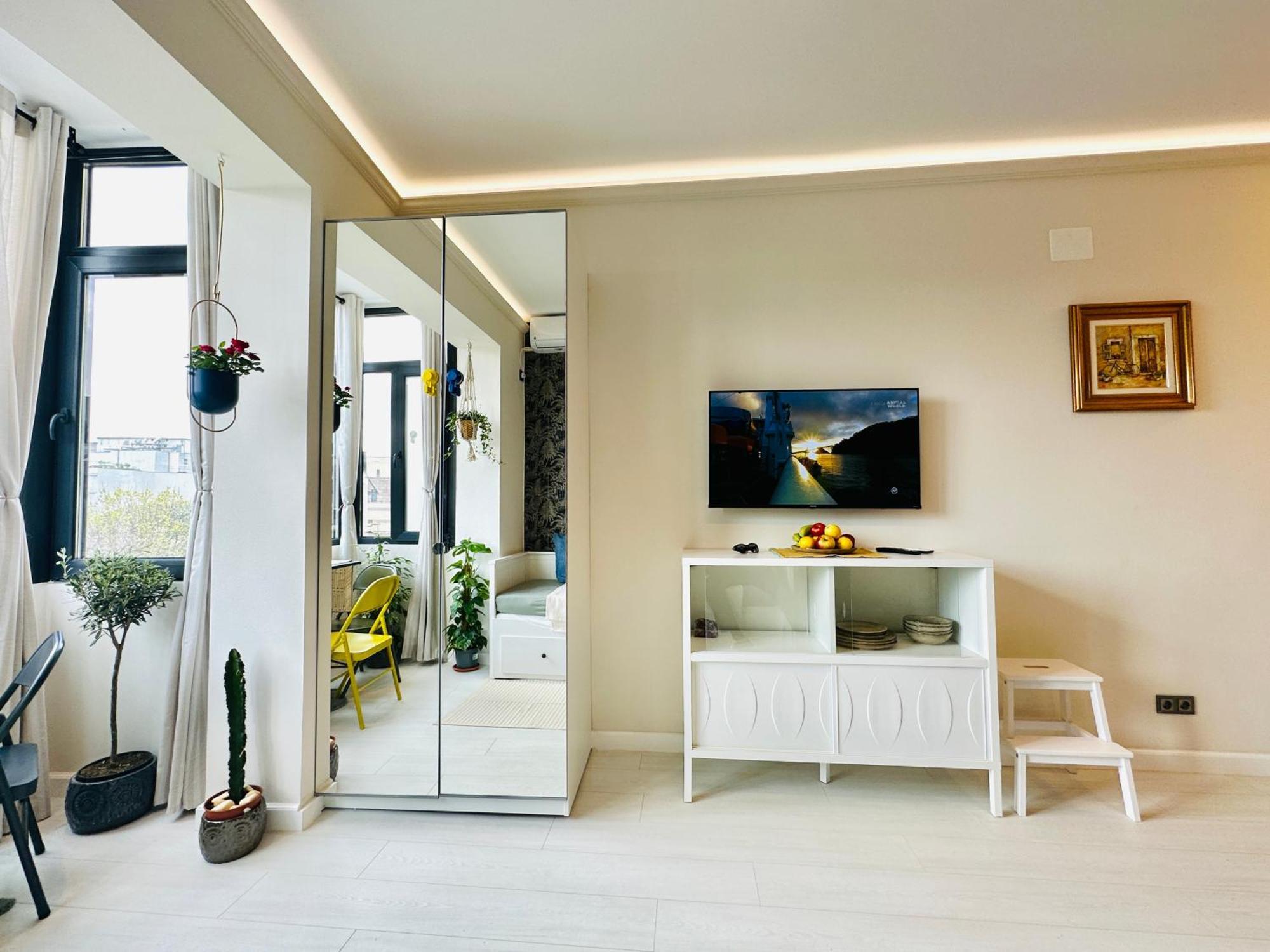 Apartment Harmony - Elegant Escape Near Ateneu