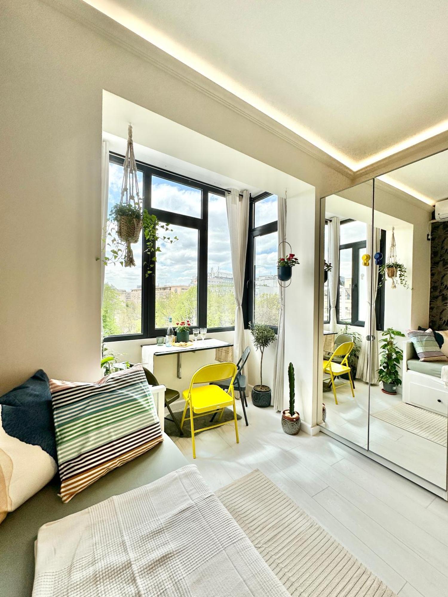 Apartment Harmony - Elegant Escape Near Ateneu