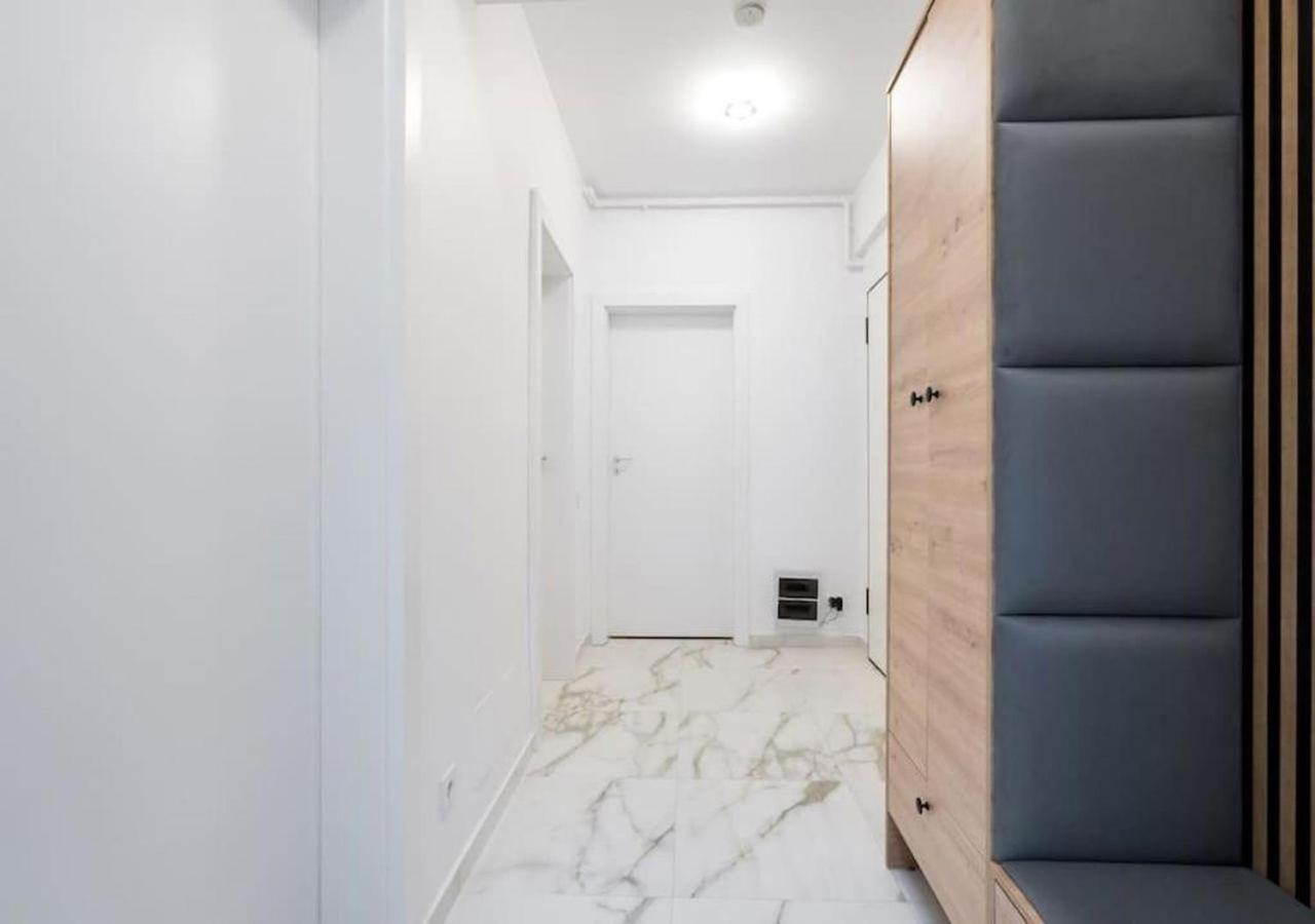 Bonita - Chic Urban Retreat With Private Balcony Apartment
