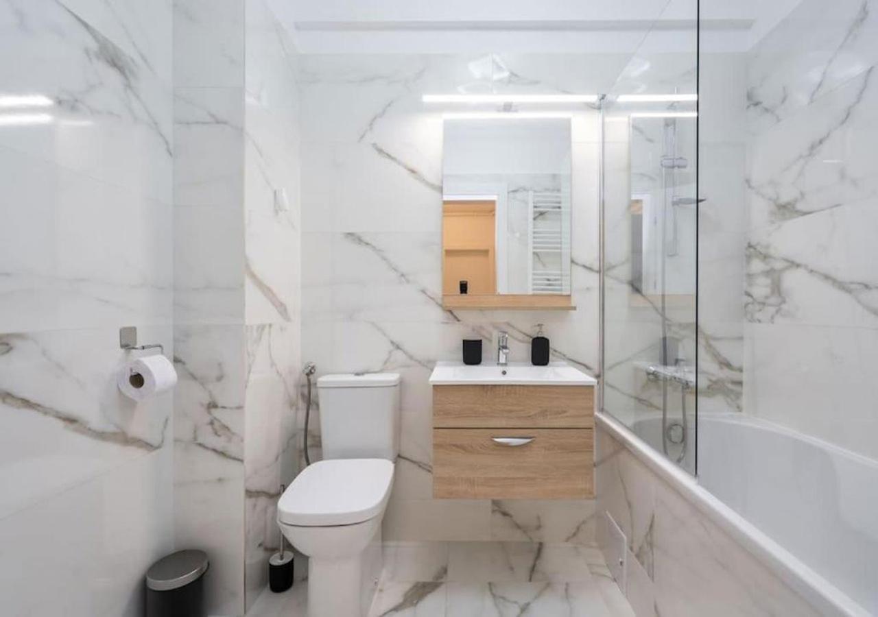 Bonita - Chic Urban Retreat With Private Balcony Apartment Bucharest