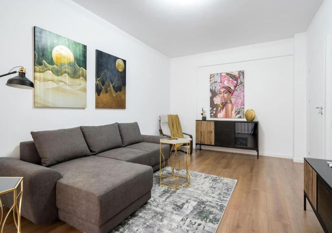 Bonita - Chic Urban Retreat With Private Balcony *