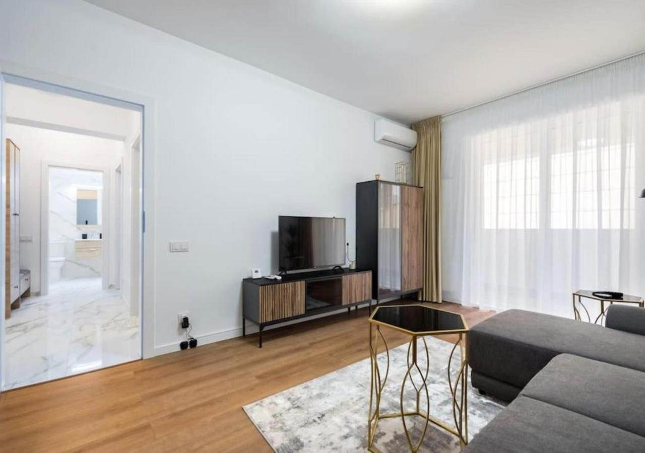 Bonita - Chic Urban Retreat With Private Balcony