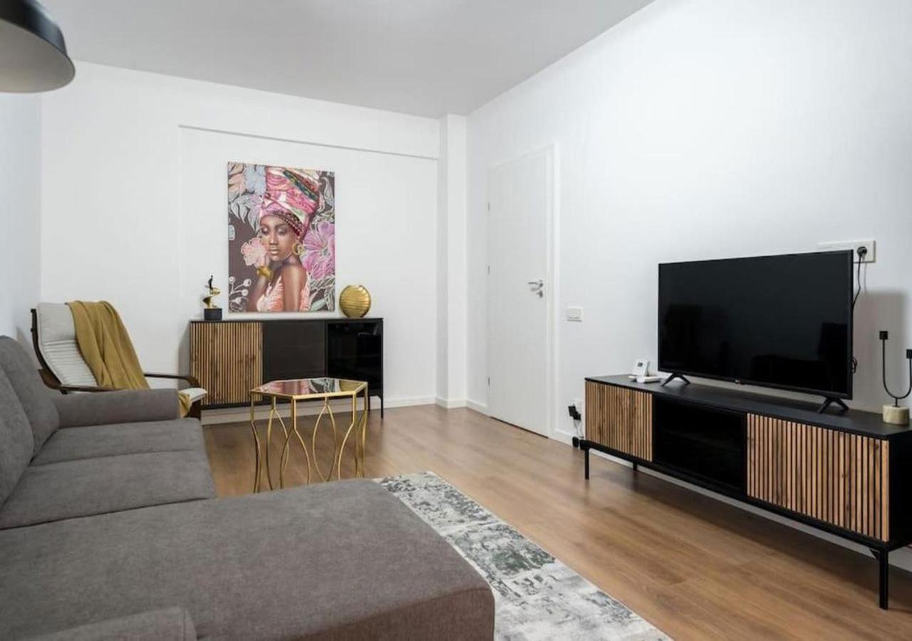 Apartment Bonita - Chic Urban Retreat With Private Balcony *